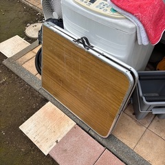 折りたたみテーブルの画像