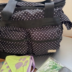 ペット用キャリーバッグ、お手入れタオル、ひんやりプレート等の画像