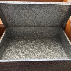 アルミ缶衣装ケースの画像