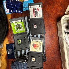 任天堂DSのソフト3つと任天堂DS light本体（ジャンク）の画像