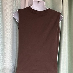 GU ブラウンスムーススリーブレスT S⭐︎の画像
