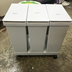 万代店　ゴミ箱3連　キャスター付の画像