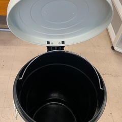 美原店 パール金属 ペダルペール 20L ホワイト ゴミ箱　静音の画像