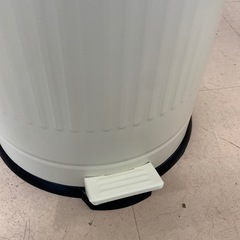 美原店 パール金属 ペダルペール 20L ホワイト ゴミ箱　静音の画像