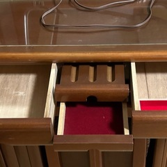 ガラスショーケース・ドレッサー（収納椅子付き）の画像