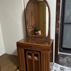 ガラスショーケース・ドレッサー（収納椅子付き）の画像