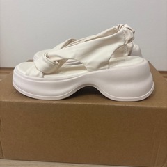 交渉中 
～試着のみ～ 白のサンダル、お譲りしますの画像