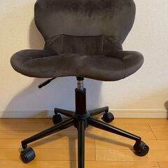 ドウシシャ スリムフィットチェア（ベージュ？ブラウン？）の画像