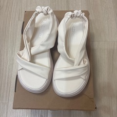 交渉中 
～試着のみ～ 白のサンダル、お譲りしますの画像