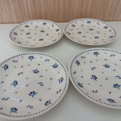 お皿とコップのセットの画像