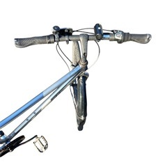 通勤・通学　クロスバイク　27インチ　feel sky 6段階変速付き　カギありの画像