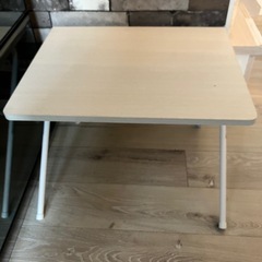 折りたたみテーブルの画像