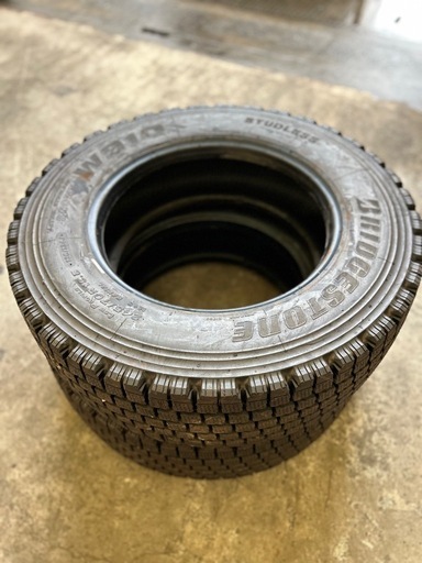 ブリヂストンスタッドレス20年制247/70R19.5 イボ付きバリ溝　室内保管