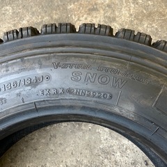 ブリヂストンスタッドレス20年制247/70R19.5 イボ付きバリ溝　室内保管　の画像