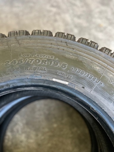 ブリヂストンスタッドレス20年制247/70R19.5 イボ付きバリ溝　室内保管　