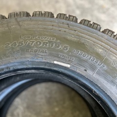 ブリヂストンスタッドレス20年制247/70R19.5 イボ付きバリ溝　室内保管　の画像