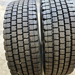 ブリヂストンスタッドレス20年制247/70R19.5 イボ付きバリ溝　室内保管　の画像