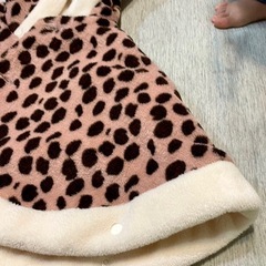 ピンクのヒョウ柄ポンチョの画像