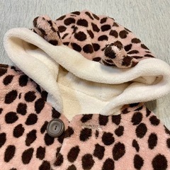 ピンクのヒョウ柄ポンチョの画像