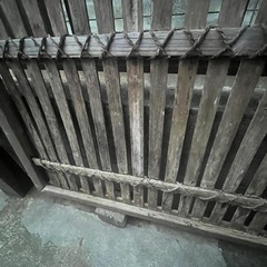 木でできた垣根の画像