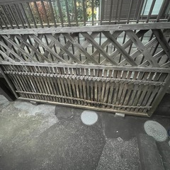 木でできた垣根の画像