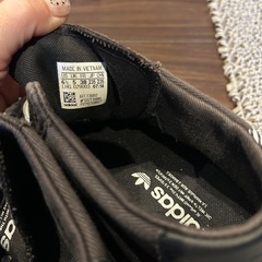 adidasハイカット23.5の画像