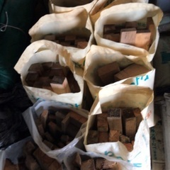 角材薪12袋くらいまとめての画像