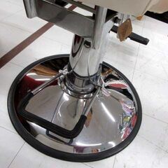 使用感あり バーバーチェア スタイリングチェア リクライニング機能 昇降式 足踏み油圧式 ホワイト系 床屋 理容 美容室 椅子 イス いす 苫小牧西店の画像