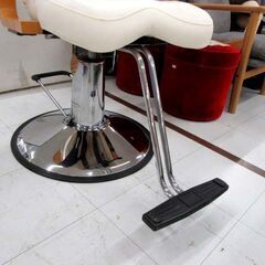 使用感あり バーバーチェア スタイリングチェア リクライニング機能 昇降式 足踏み油圧式 ホワイト系 床屋 理容 美容室 椅子 イス いす 苫小牧西店の画像