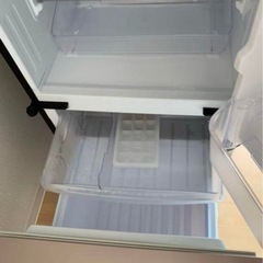 予約済み！🎀SHARP🎀✨眩しすぎる💗光沢✨♠️高級感溢れるブラック♠️❤️137L❤️❄️冷蔵庫❄️🦋美品🦋動作良好❣️人気商品❣️の画像