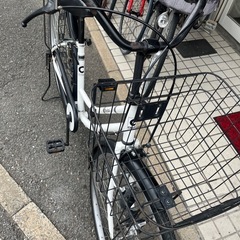 27インチの白いママチャリの画像