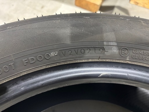 ヨコハマタイヤ　225/55R18