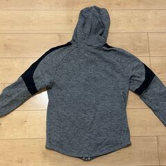 PUMA フード付きジップパーカー　グレーの画像