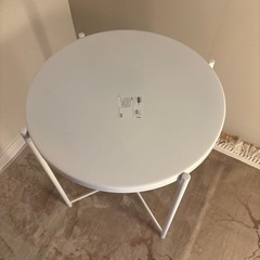 IKEAサイドテーブルの画像