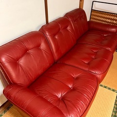 あずき色のレザーソファの画像