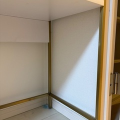 ホワイト×ゴールドデスクの画像