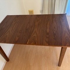 2人掛けダイニングテーブルの画像