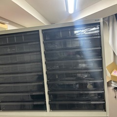 書庫と引出ケースの画像