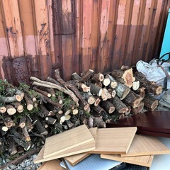 伐採した材木の画像