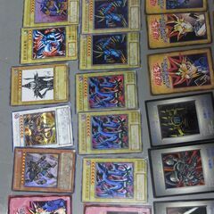   064 遊戯王カード 約30枚まとめ売りデュエルモンスターズバインダー付き送料込の画像