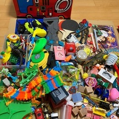 大量おもちゃ入りボックスの画像
