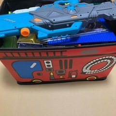 大量おもちゃ入りボックスの画像