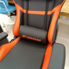 リユースのサカイ栃木店★ジモティ割あり★ COUGAR ゲーミングチェア ブラック×オレンジ W68×D60×H126～135 クリーニング済み TC11640の画像
