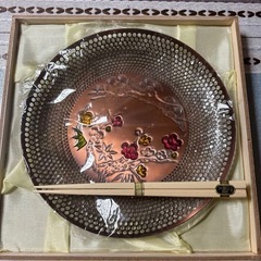銅製飾り皿 伝統工芸品 松竹梅 漆塗り 骨董品 縁起物　取り箸付の画像