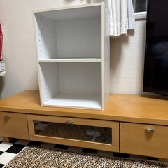 テレビ台と白い棚の画像