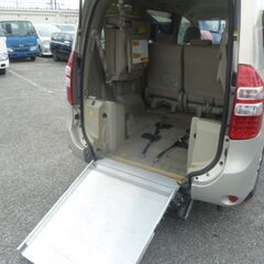 H.24(2012)年 トヨタ ノア 2.0 X Lセレクション ウェルキャブ スロープタイプI 車いす1脚仕様 ゴールド 福祉車両　オートマ　電動ウィンチ　リモコン　サードシート付　AAC　集中ドアロック　ABS　エアバック　キーレス　L電動スライドドア　車検8年6月　17396　の画像