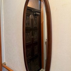 ブラウン楕円形壁掛け鏡の画像