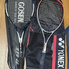 テニスラケット2個とカバー3個の画像