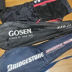 テニスラケット2個とカバー3個の画像