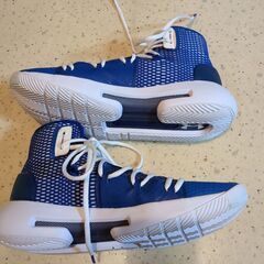 アンダーアーマーバスケットシューズの画像